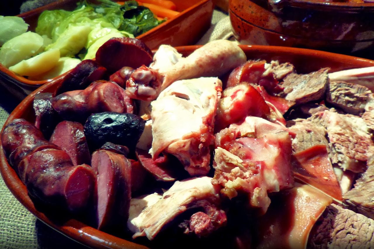 Bacalhau na Brasa; Borrego, Cabrito, Espetadas Lulas com Gambas, Cozido á Portuguesa, Arroz de Cabidela...