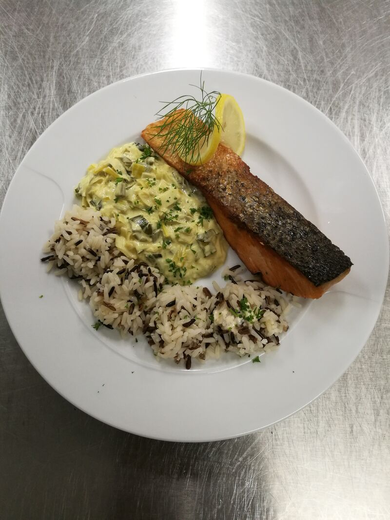 Lachsfilet mit KurkumaRahmPorree und Wildreis