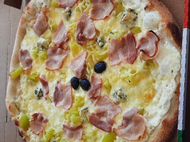 montagniarde base crème fraiche pomme de terre , fourme , poitrine fumeé mozzarelle fiore di latte 