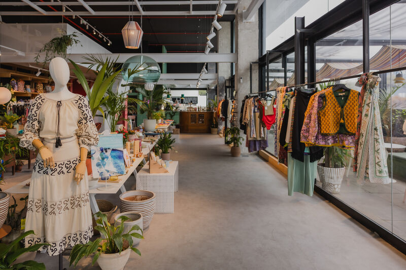 Tienda de Moda y artesanos locales