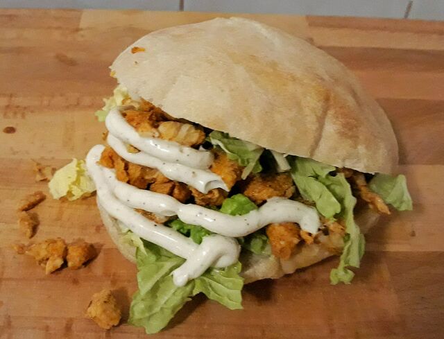 Gyros w wypiekanej bułce z pieca, pierś z kurczaka w aromatycznych przyprawach, kapusta pekińska oraz wyśmienity sos czosnkowy 