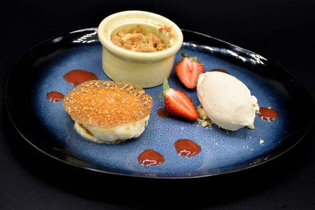 La rhubarbe, en crumble et en mille-feuilles au sésame, glace vanille