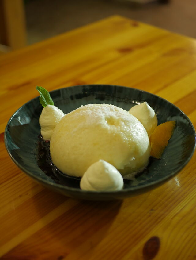 Borůvkový knedlík s máslem, cukrem a citrónovým tvarohem