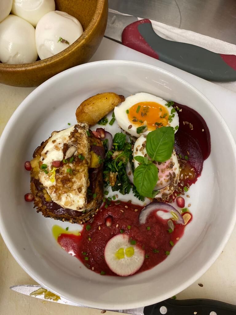 Salade de chèvre frais d'Ampus en croûte de noix revisitée