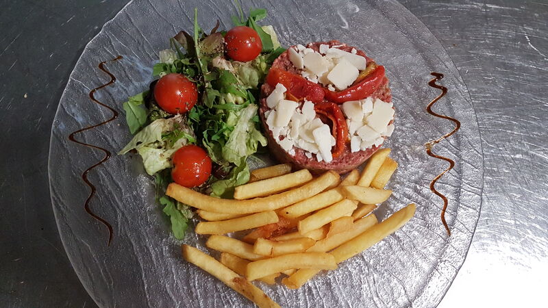 TARTARE DE BŒUF A L'ITALIENNE : pesto, jaune d'oeuf, sel et poivre, accompagné de ses frites et salade