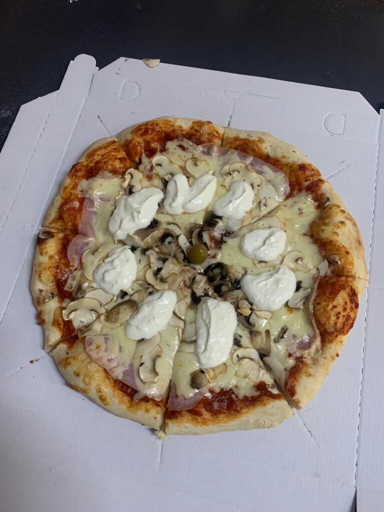 CAPRICCIOSA
Pelet, šunka, sir, gljive, i kao dodatak vrhnje