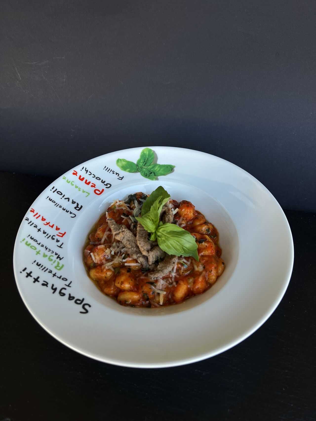 Gnocchi s rajčatovou omáčkou a hovězími nudličkami, sypané sýrem Grana Padano