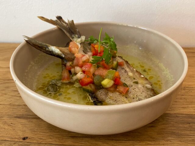 Filet de sardine et son espuma au concombre et capres 