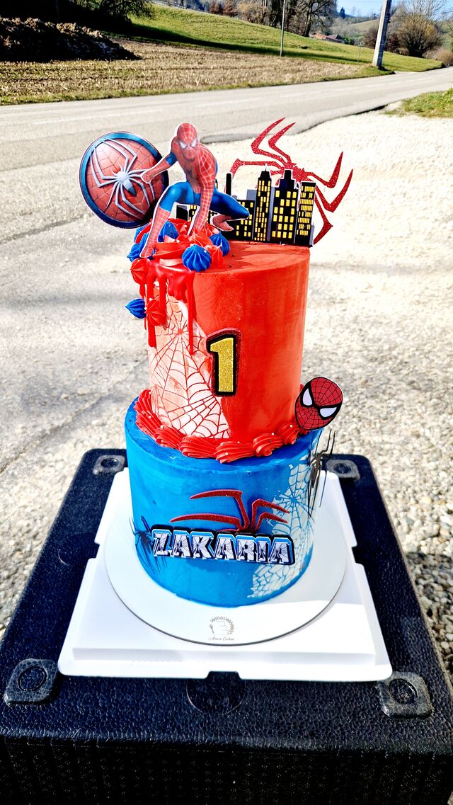 Layer cake Spiderman avec toppers