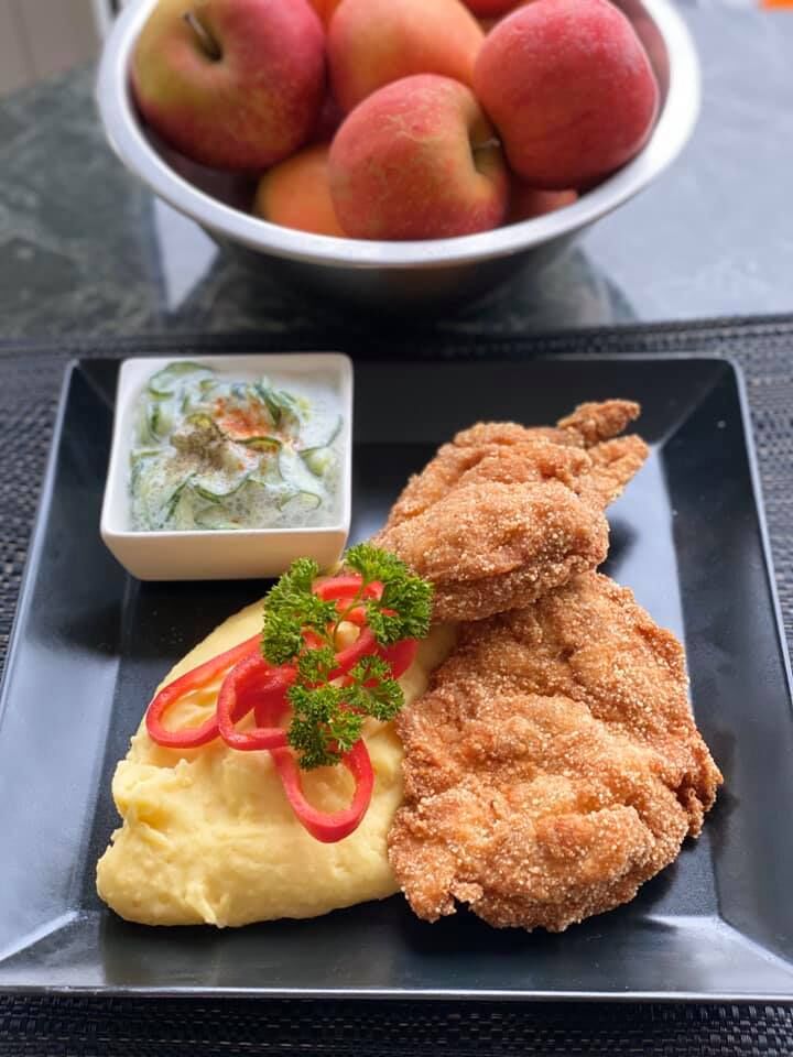 Filézett rántott csirkecomb
Burgonyapüré
Tejfölös uborkasaláta