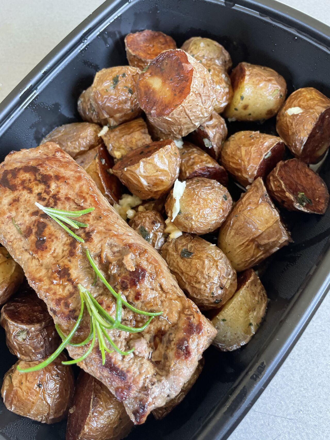 Pâques : Les inconditionnels sont à la carte
Filet de carré d'agneau au romarin et à la moutarde de fleurs de moutarde