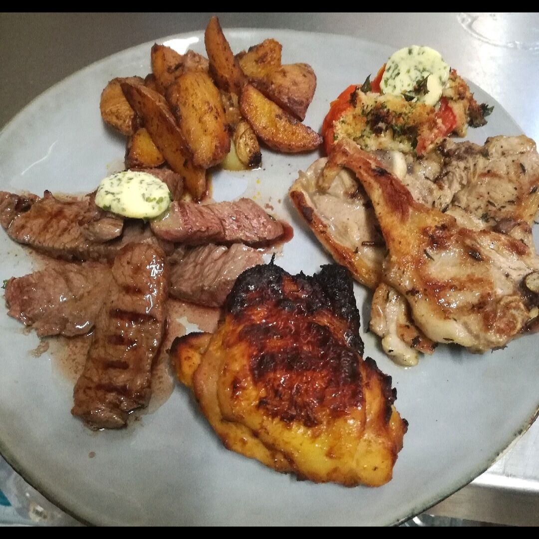 Variété de trois viandes et légumes