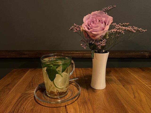 Tee Spezialitäten;- z.B. Ingewer-Honig-Tee mit Minze und Limette