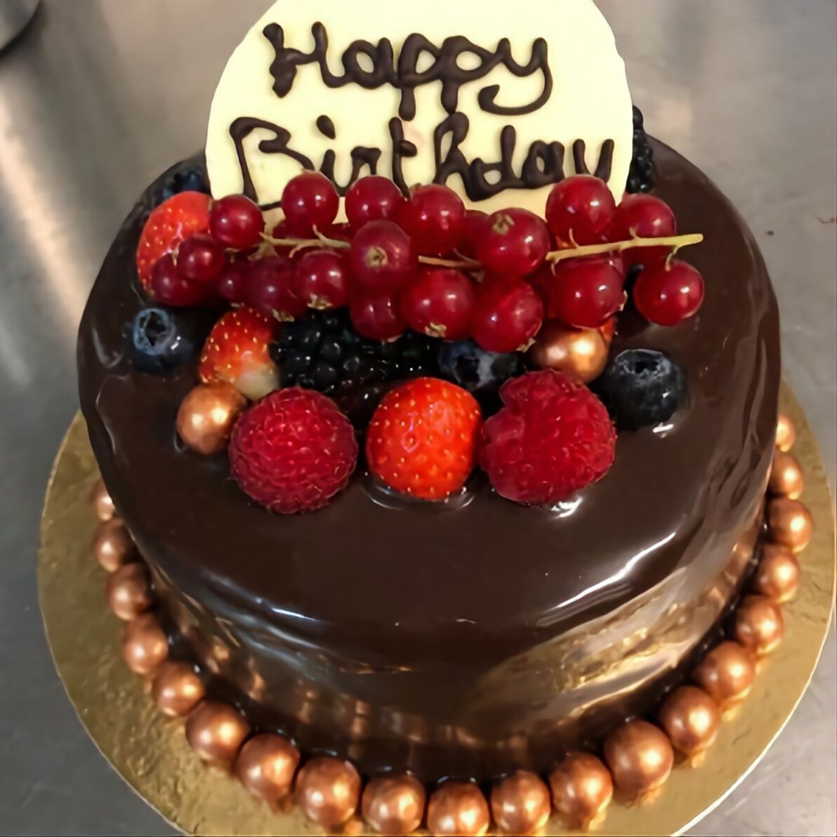 Biscuit met chocolade ganache en rood fruit 