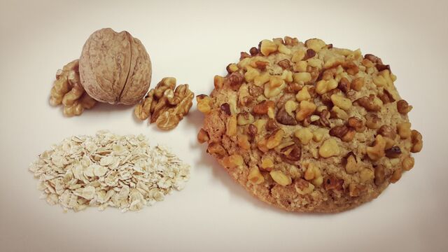 Uma deliciosa cookie de aveia, canela e pedaços de noz. Quantidades mínimas de encomenda: caixa de 6
