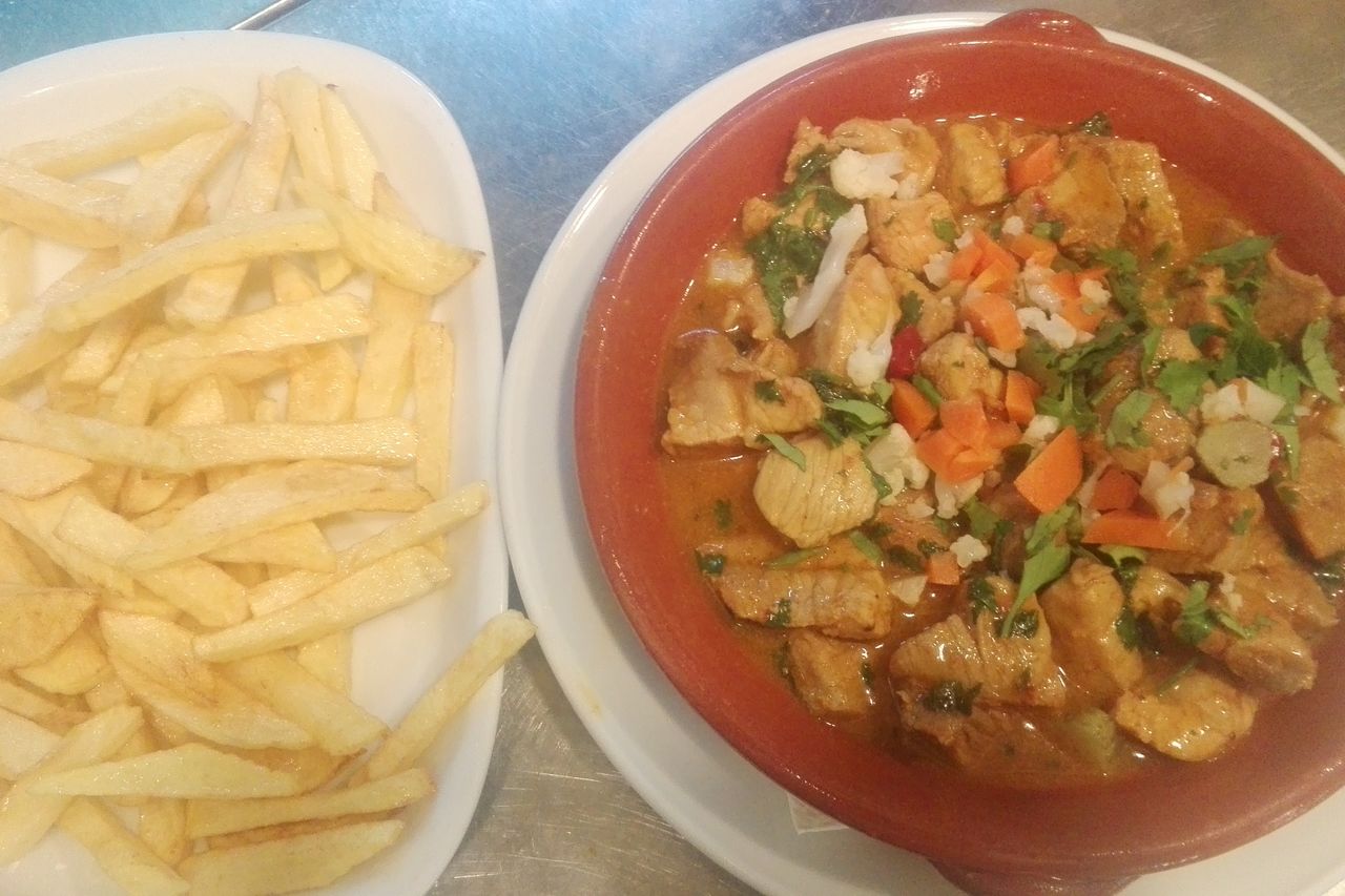 Pica-pau com batata frita aos palitos