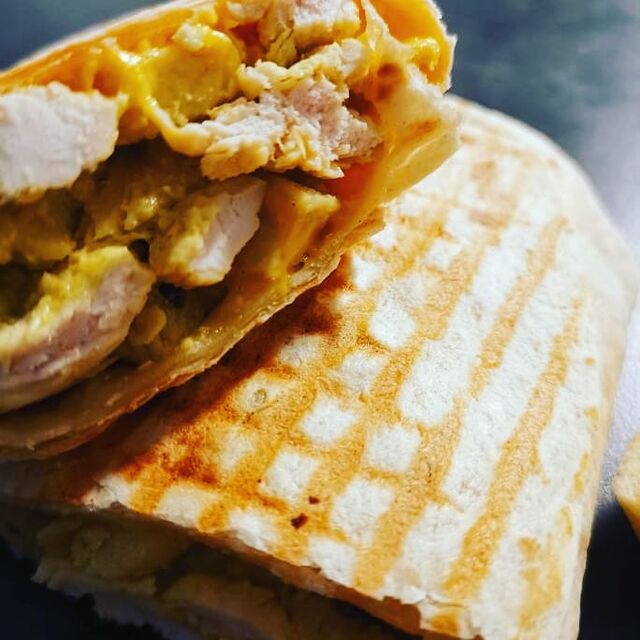 Le GOURMAND : Poulet Mariné , Sauce Curry, Cheddar
Poulet Halal & frais . 