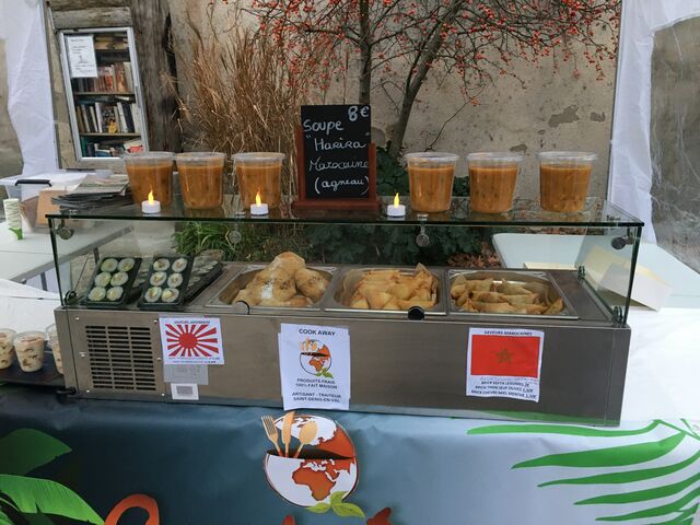 Marché du dimanche sur la place de Saint Denis en Val (tous les dimanches matin) 