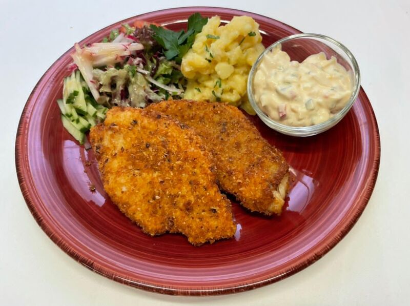 Frisches Seelachsfilet mit Kartoffelsalat und Remoulade