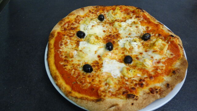 Pizza Scampi:
Sauce tomate (maison), Mozzarella, Scampis ( marinés) crème, olives marinées, Ail, Persil