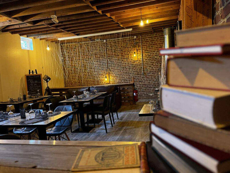 Salon privatif, capacité de 25 personnes, à table, 35 personnes en cocktail, écran et vidéo projecteur à disposition.