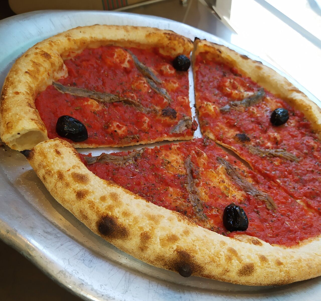 ANCHOIS
Sauce tomate napolitaine, anchois, marjolaine, olive