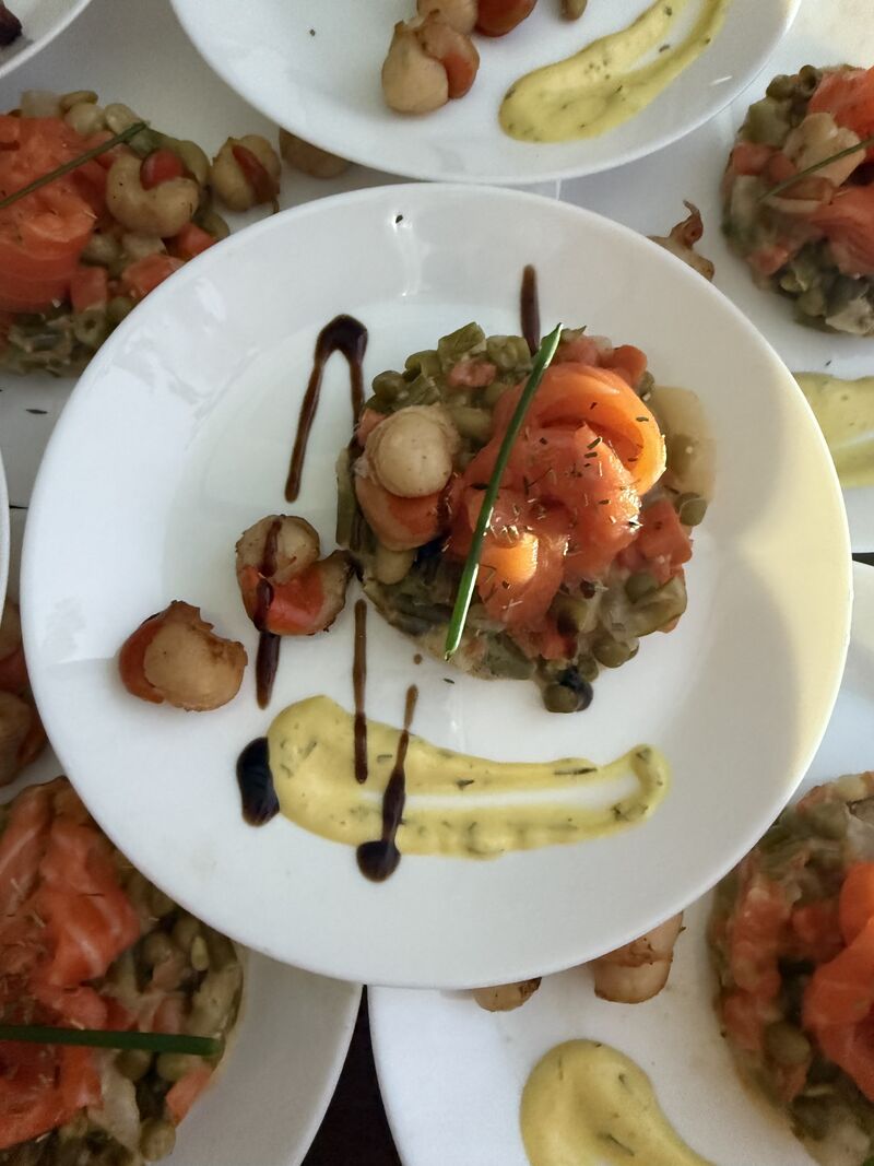 Chiffonade de Saumon frais sur sa macédoine maison, Sauce mix mayo / béarnaise ❤️