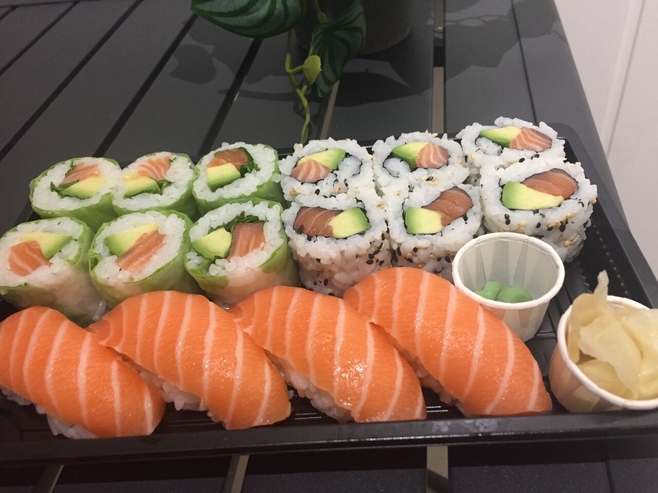 Sushis saumon, Spring roll saumon avocat, Cali saumon avocat 
