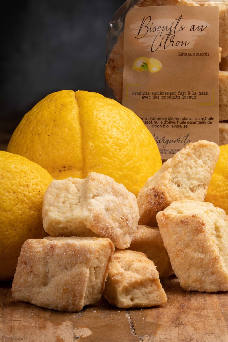 Biscuits au citron :
Farine de blé, vin blanc, huile de tournesol, sucre, aôe naturel de citron (petit producteur local), levu,