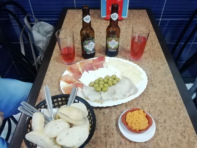 Plato combinado pata asada, jamón serrano, queso blanco y manchego, acompañado de unas deliciosas aceitunas alinañadas