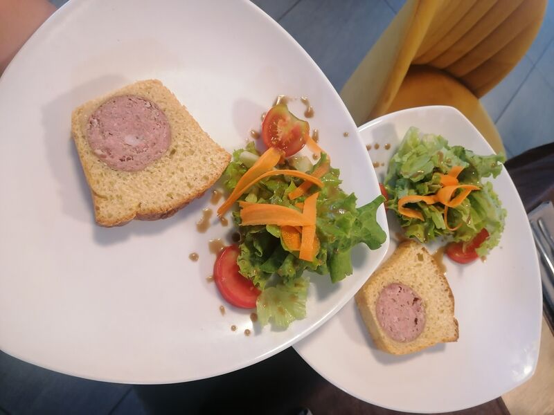 Une des spécialités du Chef, le saucisson (de la maison Laborie) brioché 