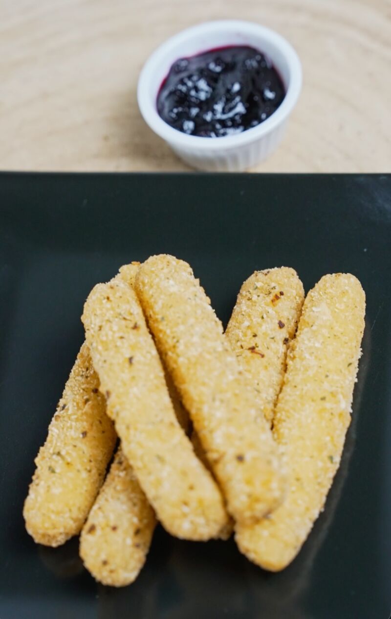 Fingers de mozzarella con confitura de arándanos - Eddy's Street Food Guardamar del Segura