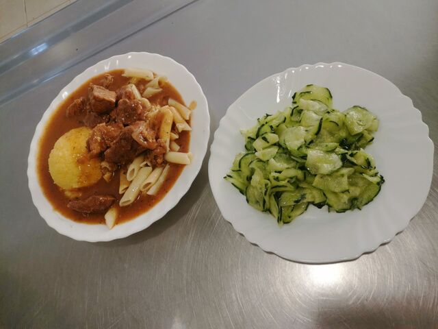 Juneći gulaš, palenta/tijesto, salata od krastavaca