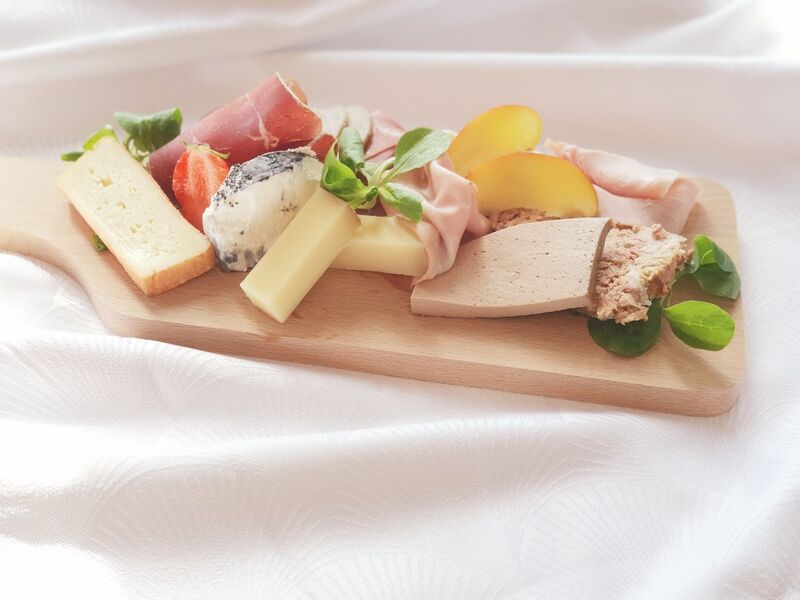 Planche charcuteries fines et fromages AOP
