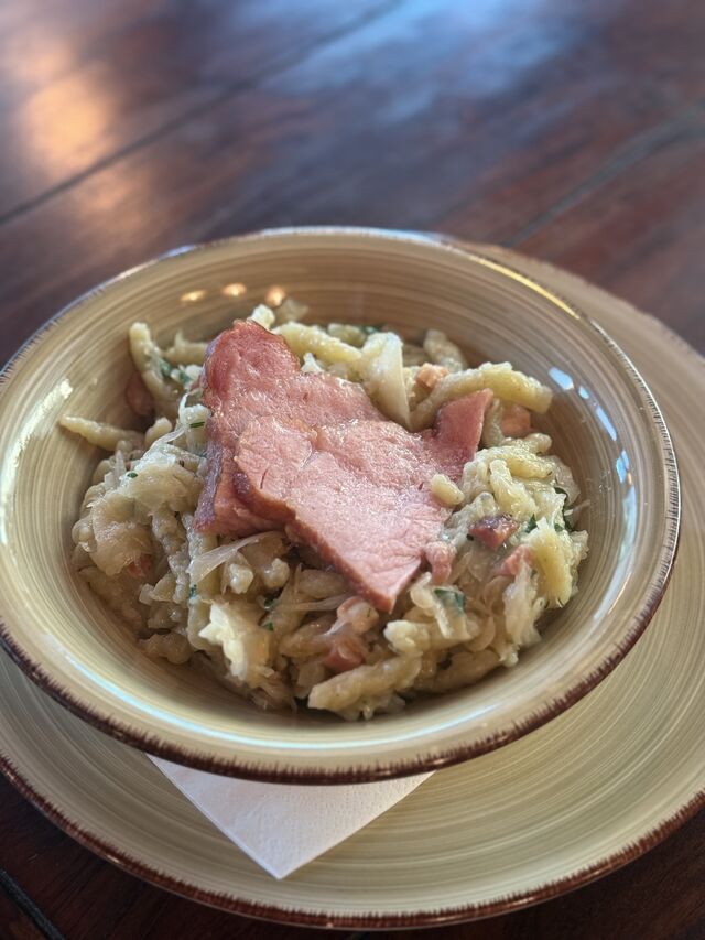 Halušky s restovaným zelím a uzeným kotletem