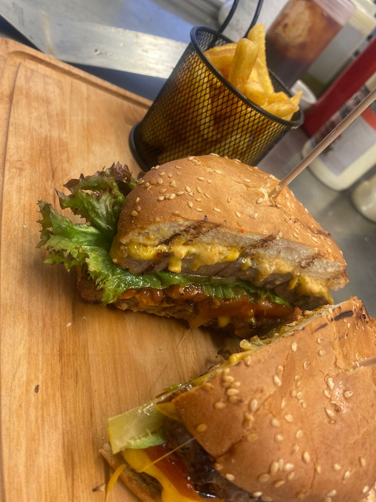 Cheeseburger mit Pommes