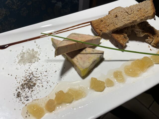 Foie gras mi-cuit avec sa confiture poire et pain épice maison 