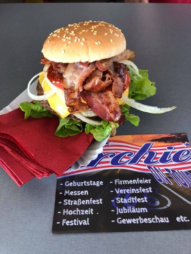 Unser Klassiker der Archie Burger mit 100% Beef, Käse, Bacon und Salat aus der Region