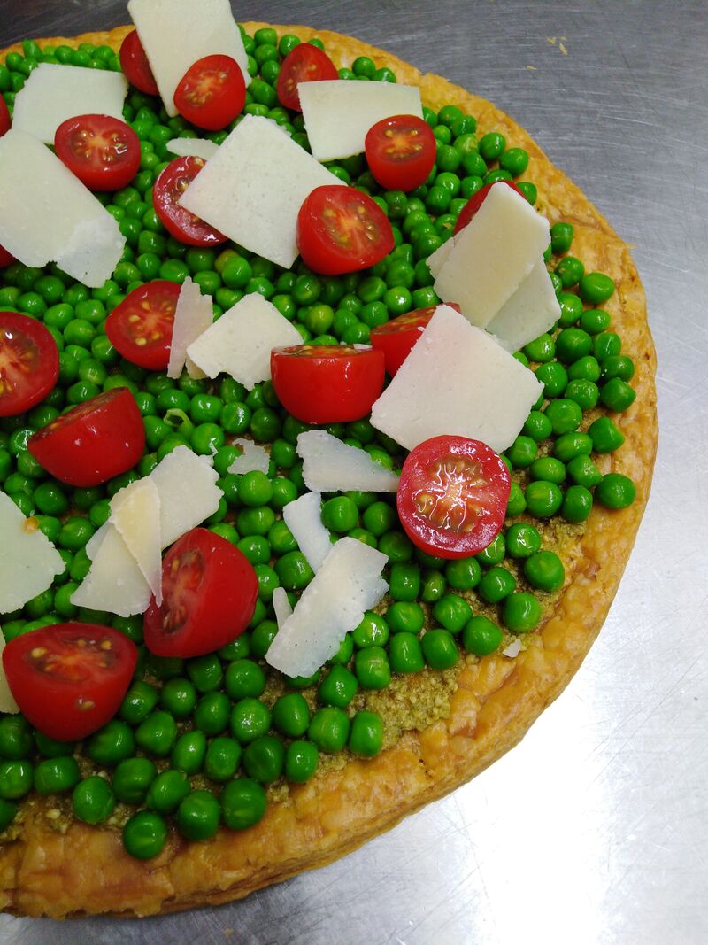 Tarte fine du 10 mars 2020
Pâte feuilletée, pesto, petit pois, tomate cerise et grana padano
2.90 € la part ou 17 € entière