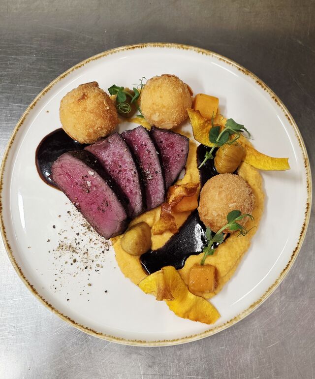 Dančí medailonky, dýňové pyré, mandlové krokety