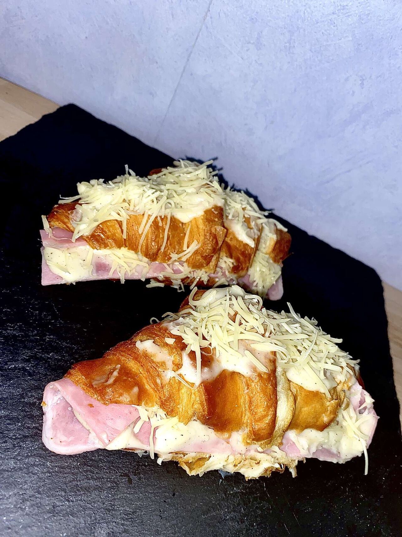 Croissant jambon 2€ Boissons alcool 2€ou sans 1€