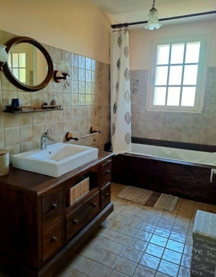 Salle de bain : baignoire et évier