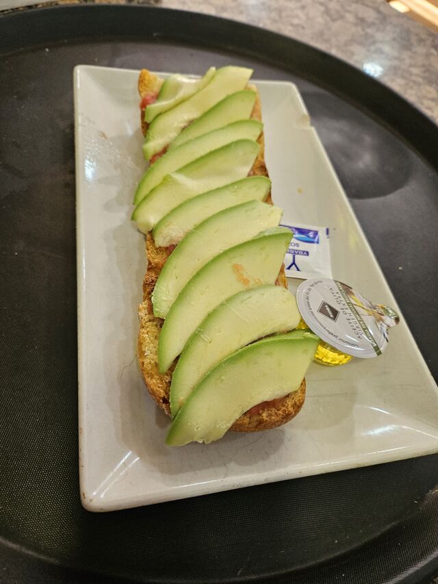tostada desayuno con aguacate