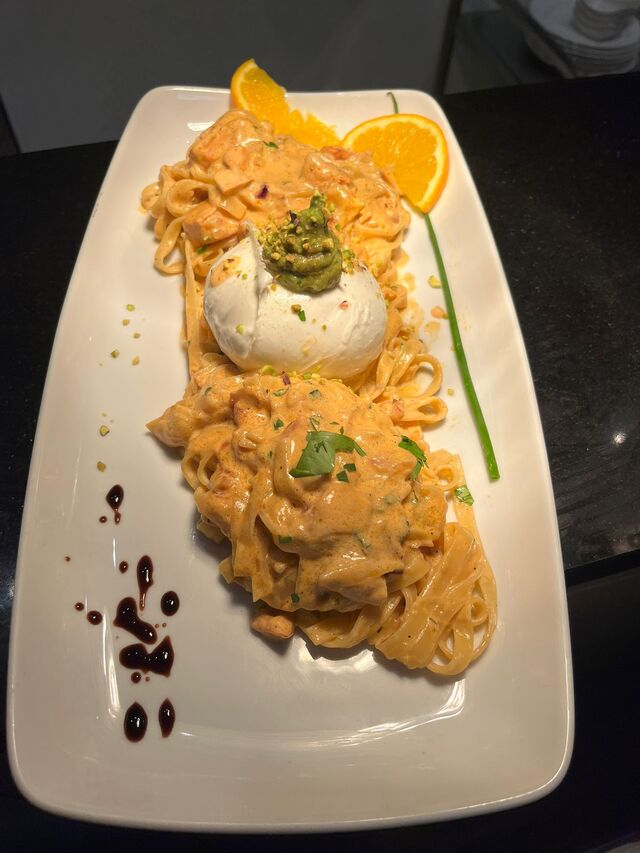 Tagliatelle Salmone mit Büffelmozzerella 