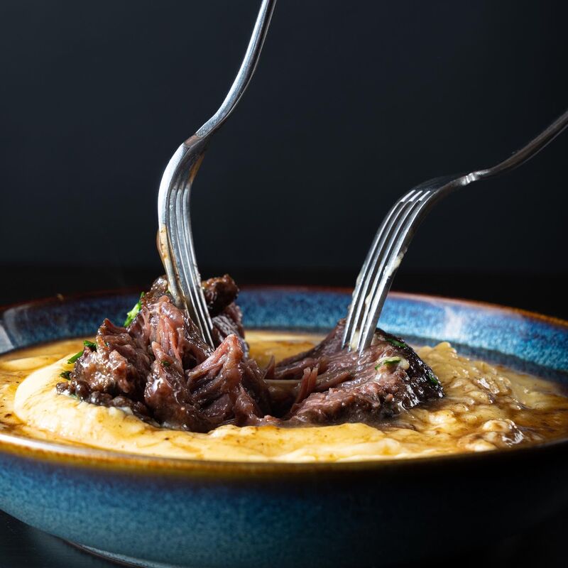 Vitela Barrosã em vinho tinto com purê trufado