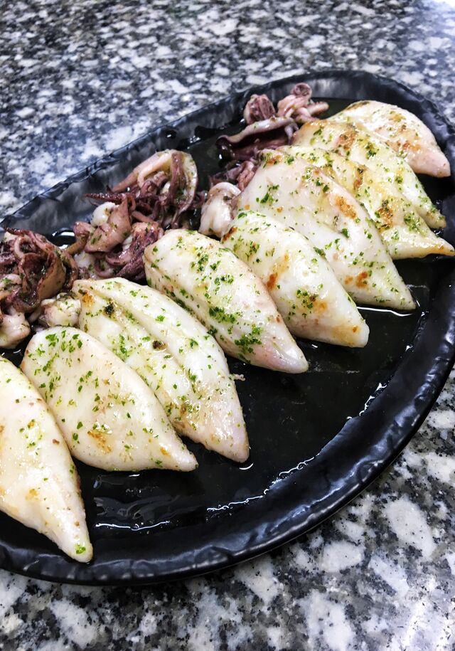 Calamares a la plancha con majado de ajo y perejil