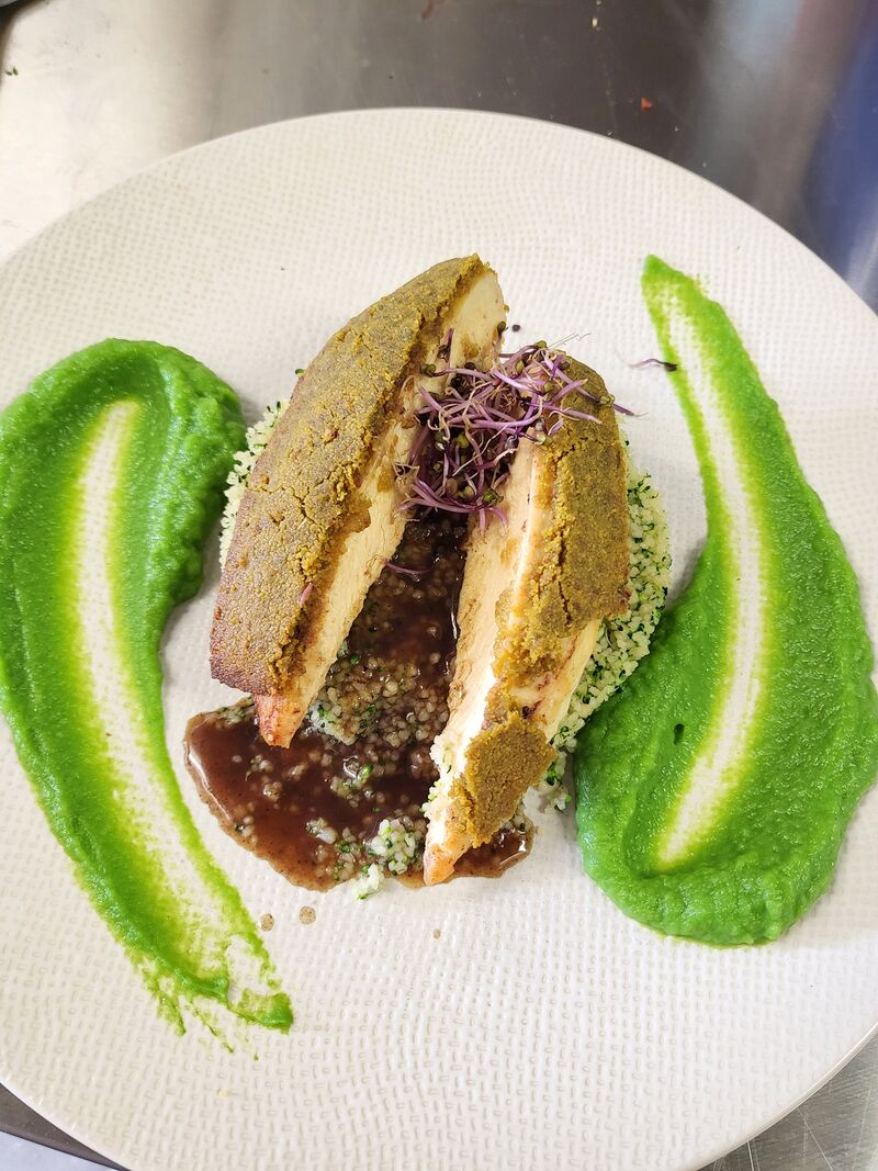 Le meilleur de la volaille, panée au chorizo / ciboulette, fine semoule aux brocolis