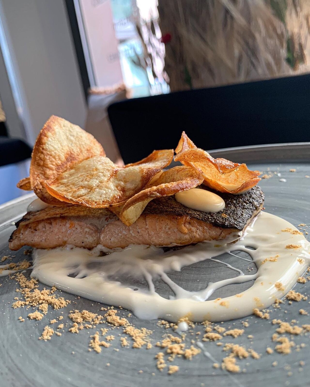 Secondi: Salmone allo Zenzero, chips di patate croccanti e mayo al lime