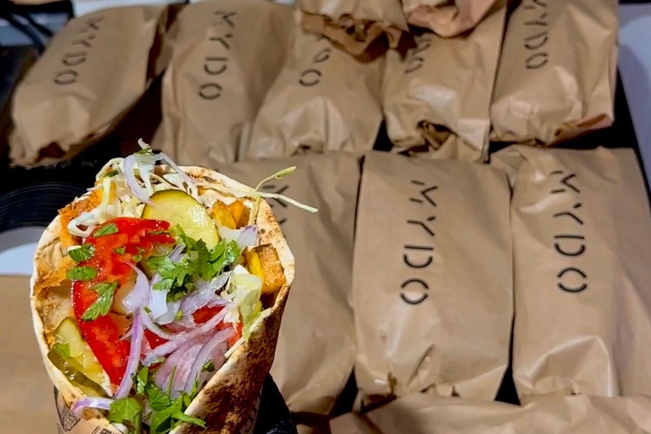 Comandă mâncare Glovo