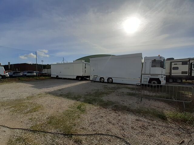 Convoie de la confiserie avec camion de réserve 